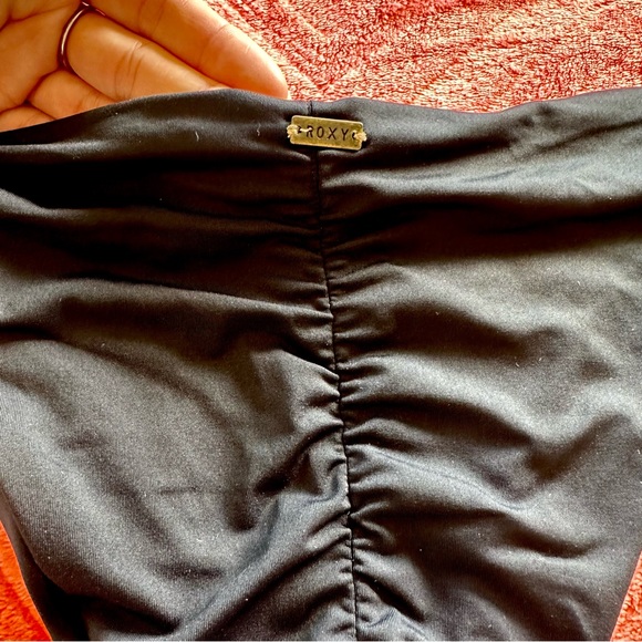 black Roxy scrunch butt bikini bottom - Picture 4 of 8